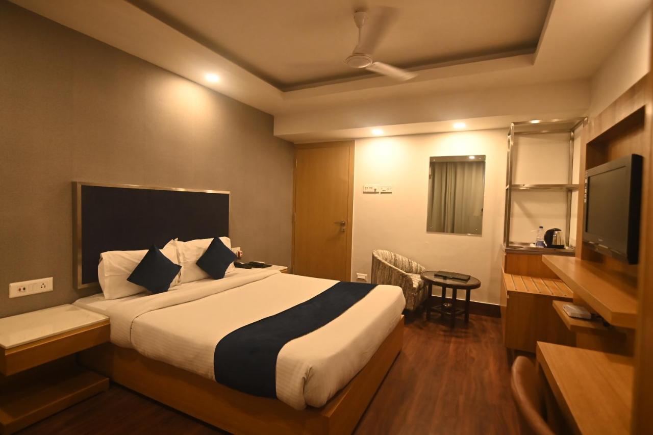 Hotel Prag Continental Guwahati Bagian luar foto