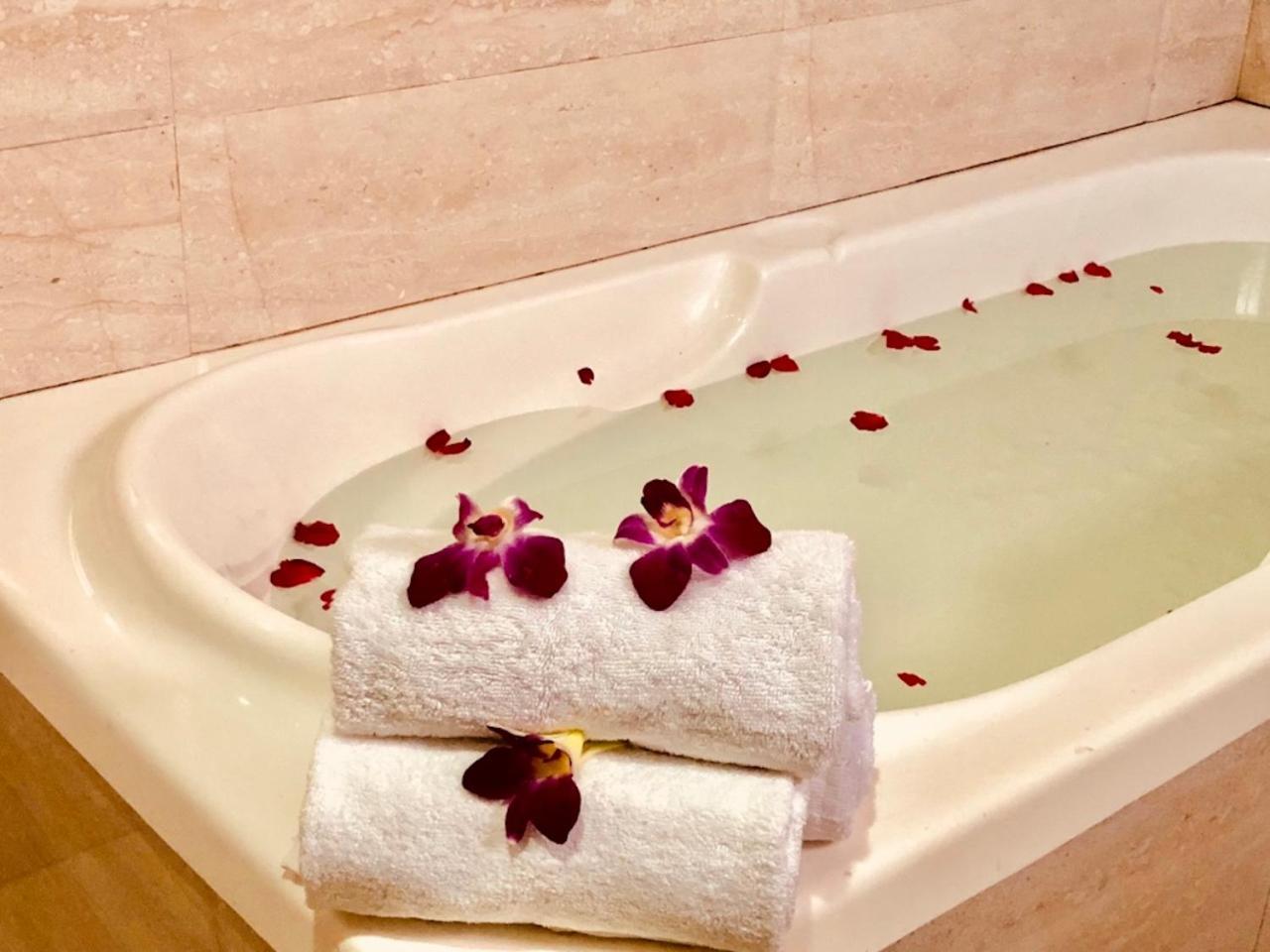 Hotel Prag Continental Guwahati Bagian luar foto