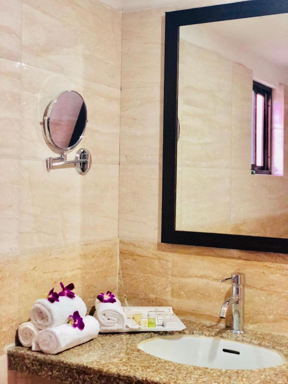 Hotel Prag Continental Guwahati Bagian luar foto