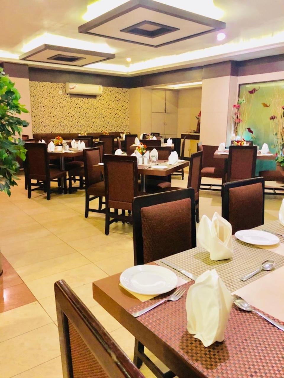 Hotel Prag Continental Guwahati Bagian luar foto