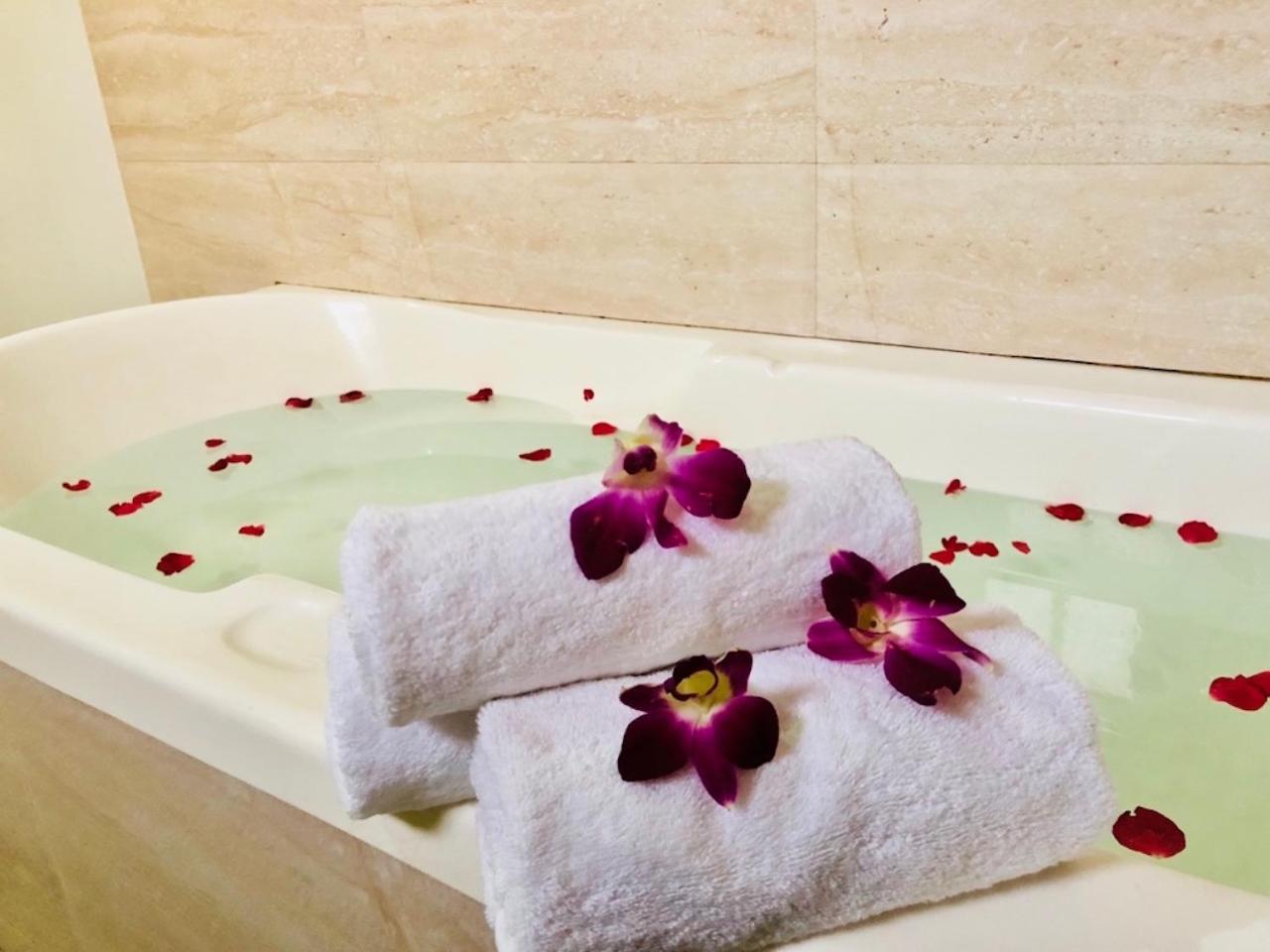 Hotel Prag Continental Guwahati Bagian luar foto